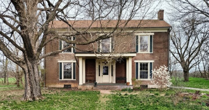 This Forgotten Mansion Still Has Everything Inside — And Nobody Knows Why