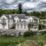 This $27,800,000 mansion belonged to one of America’s wealthiest families. Today, it’s abandoned and waiting for demolition.