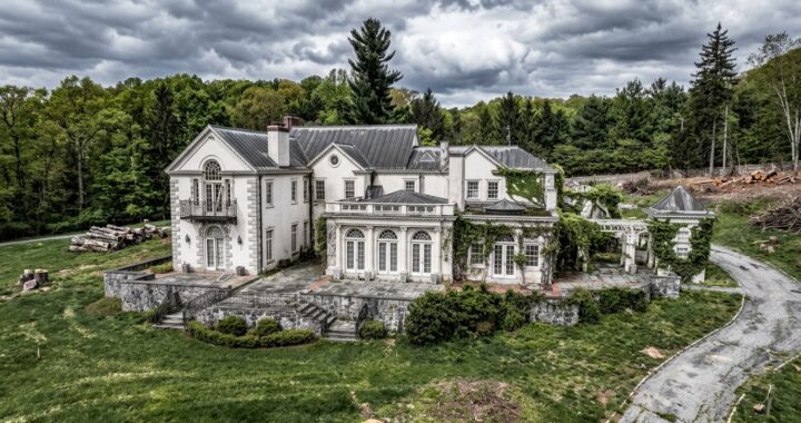 This $27,800,000 mansion belonged to one of America’s wealthiest families. Today, it’s abandoned and waiting for demolition.
